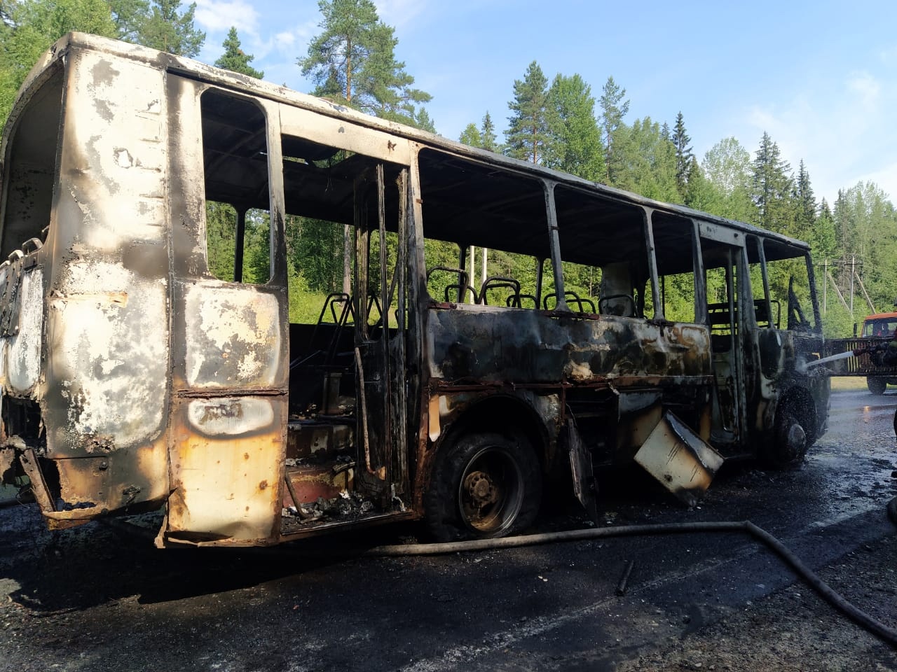 Рейсовый автобус сгорел дотла под Вытегрой